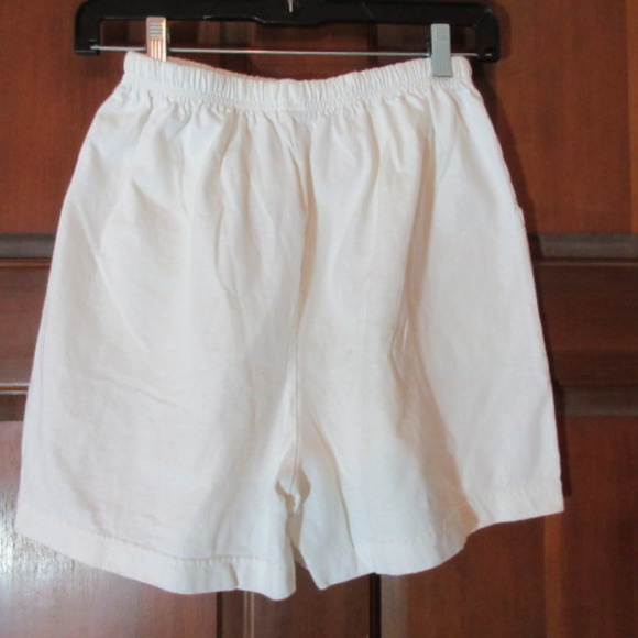 GIRLS WHITE COTTON SHORTS 14/16 IN DESIGN - Picture 2 of 3
